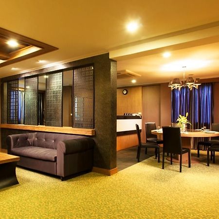 Q Hotel Bangkok Exteriör bild