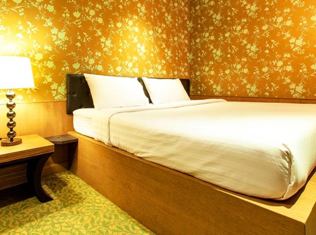 Q Hotel Bangkok Exteriör bild