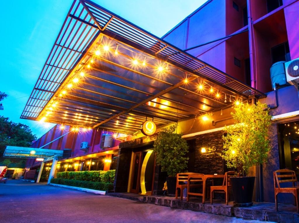 Q Hotel Bangkok Exteriör bild