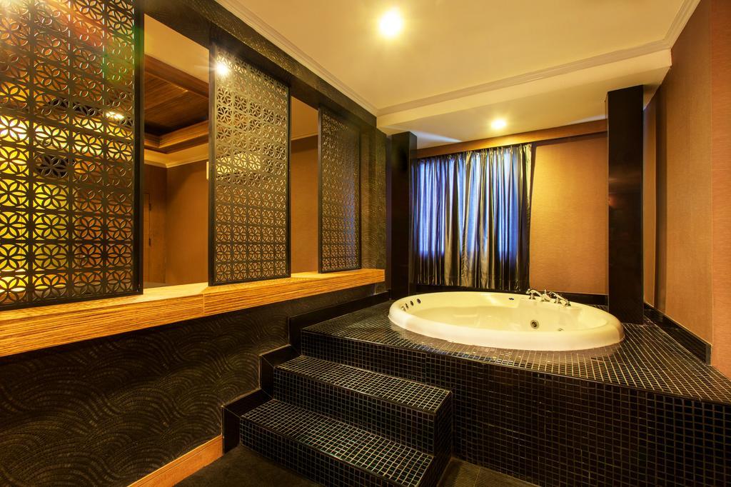 Q Hotel Bangkok Exteriör bild