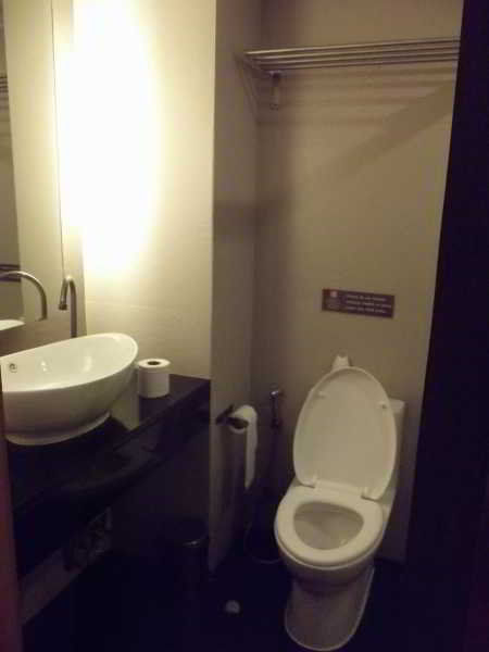 Q Hotel Bangkok Exteriör bild