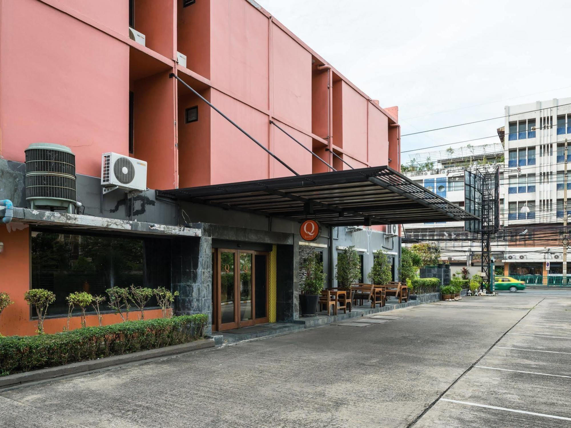 Q Hotel Bangkok Exteriör bild