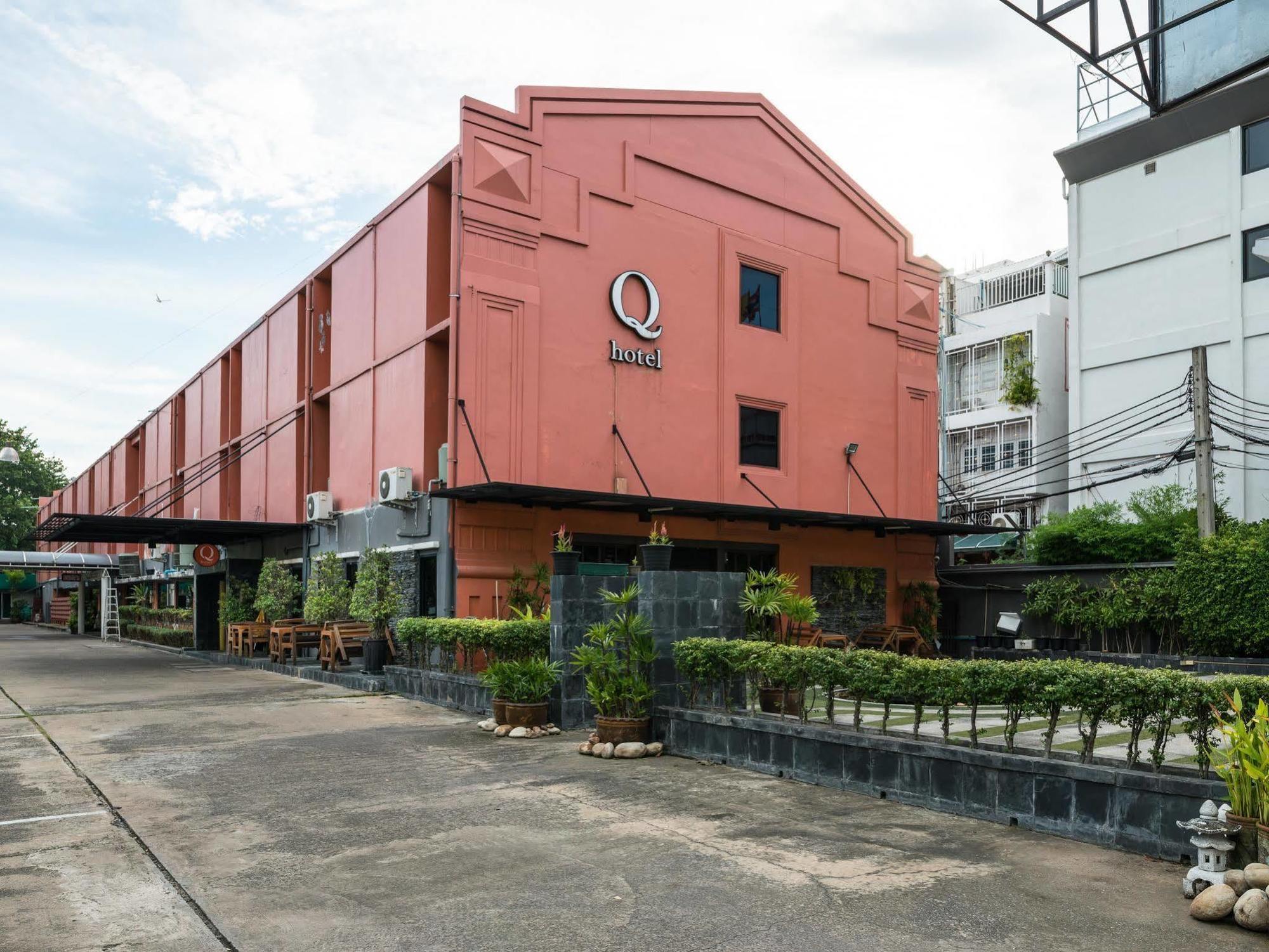 Q Hotel Bangkok Exteriör bild