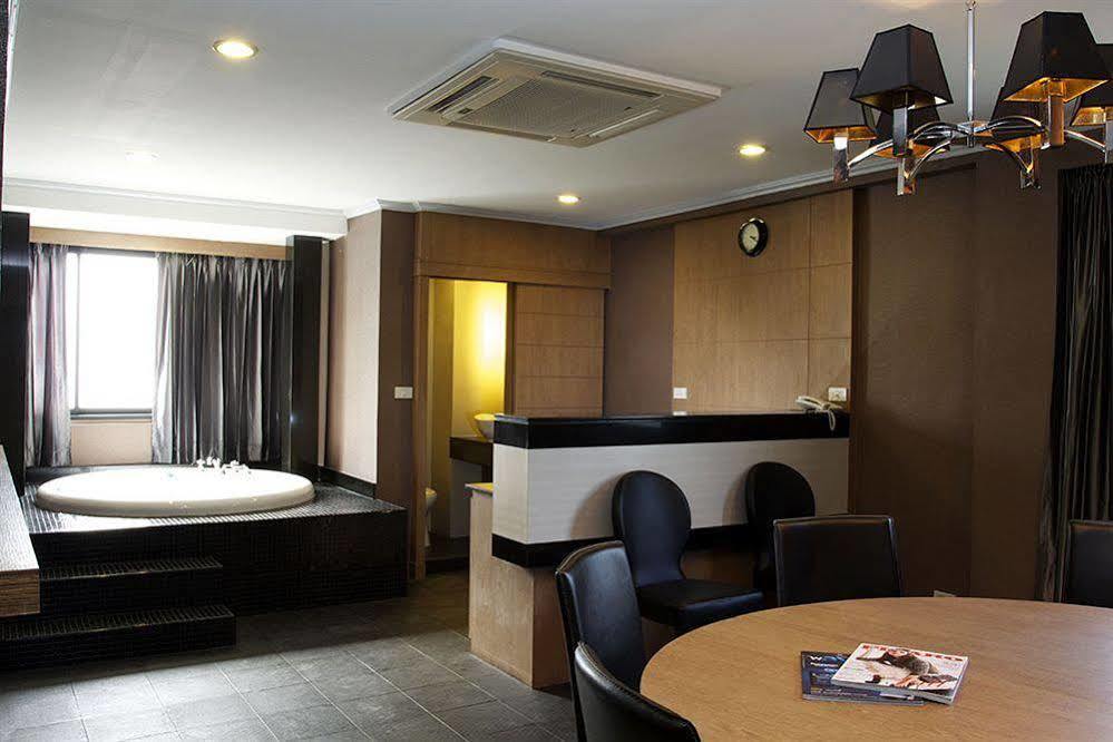 Q Hotel Bangkok Exteriör bild