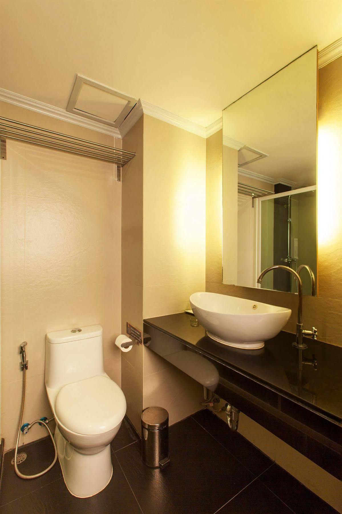 Q Hotel Bangkok Exteriör bild