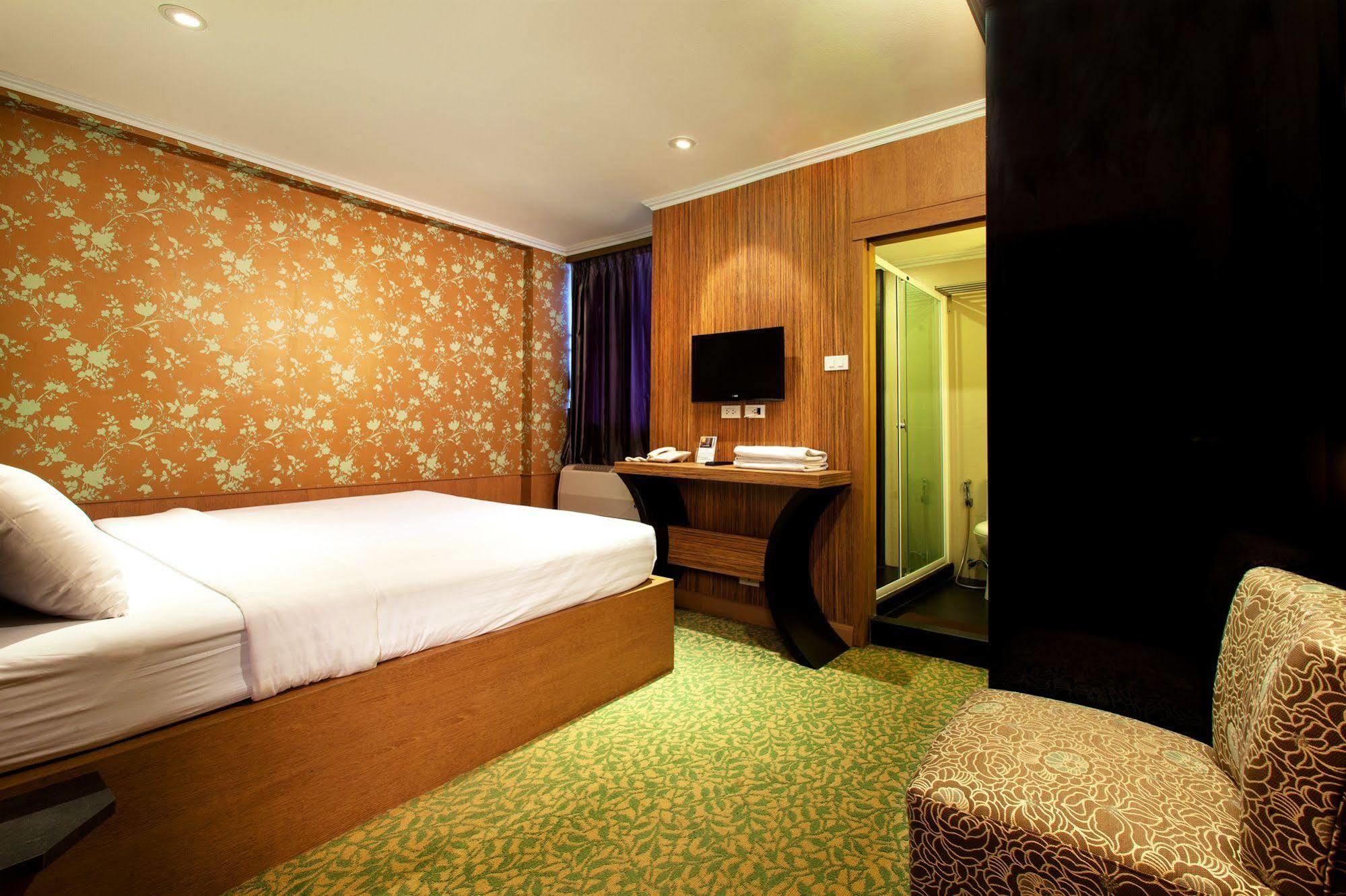 Q Hotel Bangkok Exteriör bild