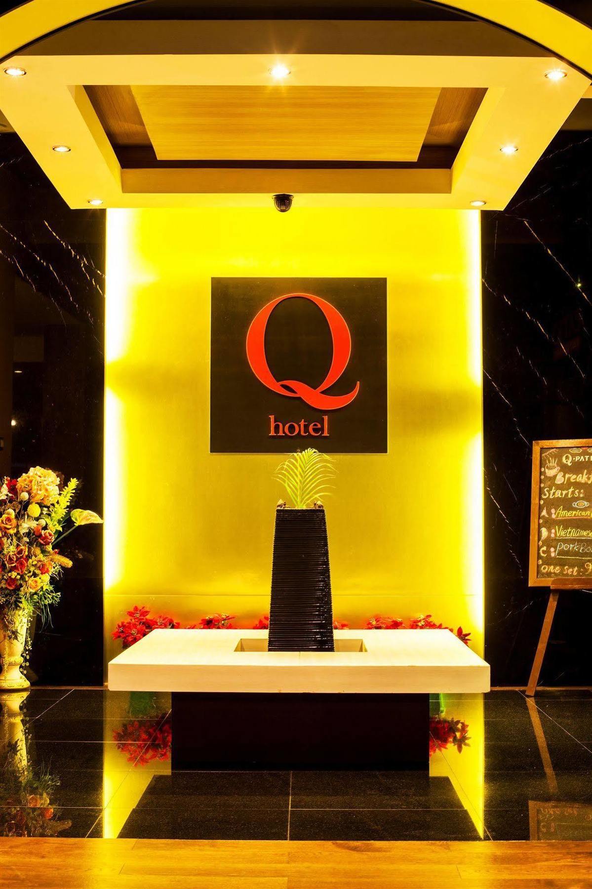 Q Hotel Bangkok Exteriör bild